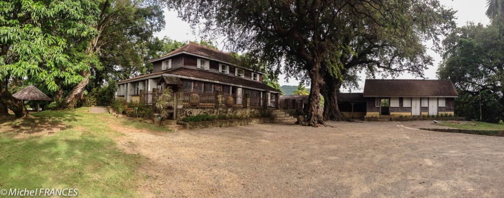 Un autre panoramique : à droite le bâtiment de l'ancienne cuisine Un autre panoramique : à droite le bâtiment de l'ancienne cuisine