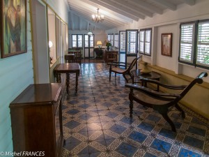 Un autre salon dans la galerie qui entoure la maison sur trois côtés Un autre salon dans la galerie qui entoure la maison sur trois côtés