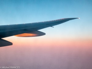 A tire d'ailes vers l'Europe, au lever du soleil A tire d'ailes vers l'Europe, au lever du soleil